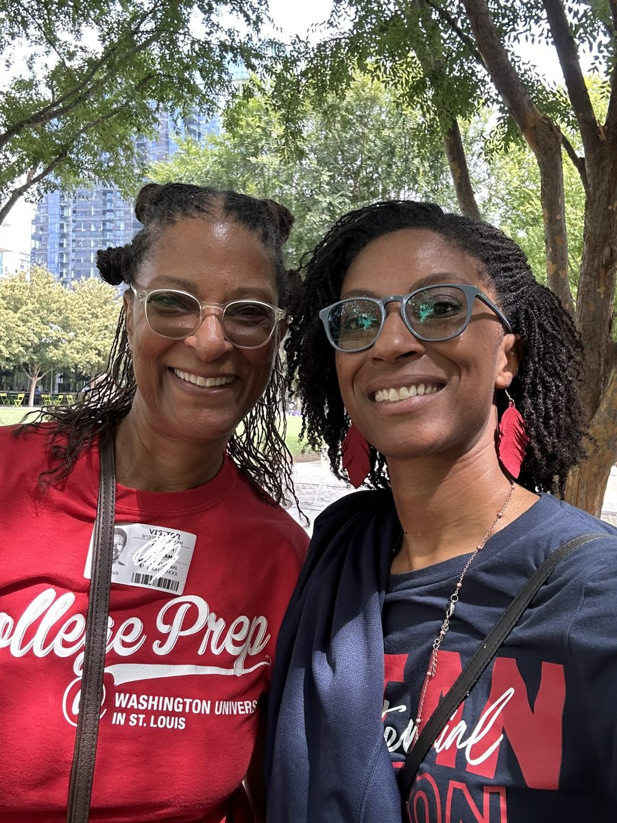 KiaraMHenderson's tweet image. Today was a great day hanging out with GT Humanities students at the Dallas Museum of Art! Plus, called in mom to help chaperone!! ❤️💙 #TitansLearn #Cen10Titans