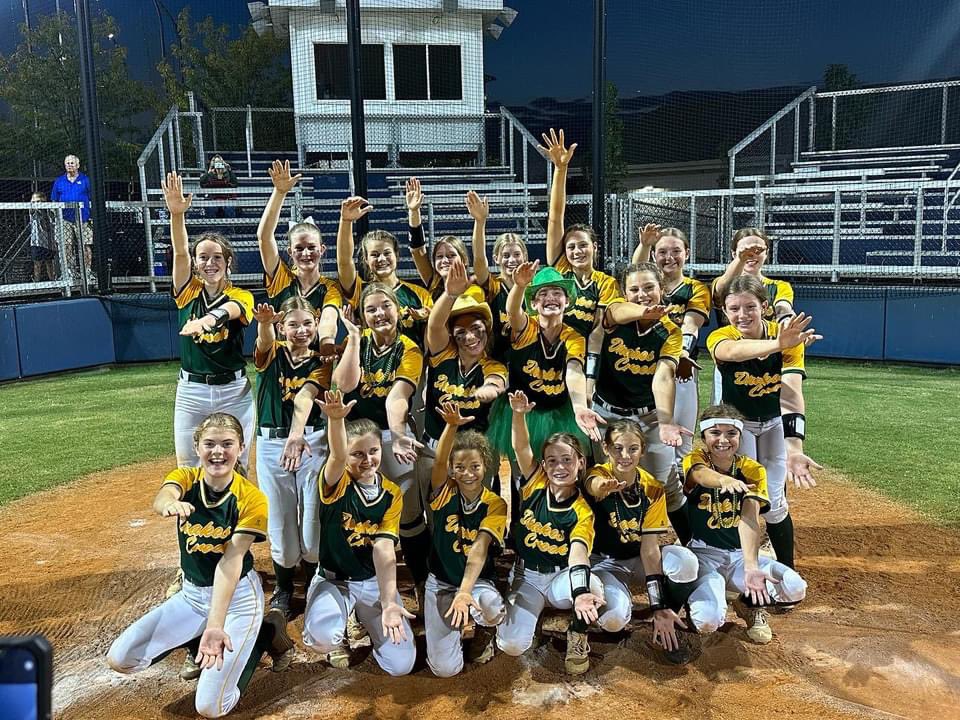 Drakes Creek Lady Gators are District Champs!!! They defeated South Warren 5-2 tonight. Coach T, this one’s for you!!!! 🐊🥎 #chompchomp
