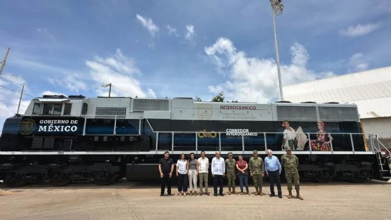 JJDiazMachuca's tweet photo. El régimen de @lopezobrador_ trajo pura basura para los Mexicanos. 

Locomotoras y vagones con 40 años de antigüedad 

México se va de 'outlet': compra trenes usados a Inglaterra para el Istmo; así son
La Marina habría adquirido tres locomotoras y 11 vagones de segunda mano al Reino Unido para que operen en el Corredor Interoceánico para traslado de pasajeros.

La Secretaría de Marina (Semar) que administra la empresa Ferrocarril del Istmo de Tehuantepec S.A. de C.V., habría comprado a la firma de arrendamiento con sede en el Reino Unido, Angel Trains, tres locomotoras y 11 vagones para el traslado de pasajeros con al menos 40 años de antigüedad para ponerlas en operación en el Corredor Interoceánico que será inaugurado el próximo 17 de septiembre. 
Las locomotoras y los vagones arribaron el pasado 8 de septiembre al puerto de Coatzacoalcos, en Veracruz, abordo del buque BBC Arkhangersk, de bandera de Antigua y Barbuda, procedente de Great Yarmouth. 

Se trata de tres locomotoras de alta velocidad a base de diésel Clase 43 pertenecientes a la flota de Great Western Railway (GWR). La primera de ellas, el modelo 43022, fue construida en octubre de 1976, y sacada de operación el pasado 21 de enero de este año como parte de un programa de modernización de flotas férreas en el Reino Unido. 

La segunda, también Clase 43 y modelo 43158, fue construida en abril de 1981 y también estuvo bajo el servicio de GWR. Fue retirada de operación en mayo de 2023. En tanto, el modelo 43170, de GWR, fue retirado de operación en agosto de 2023. 

De acuerdo con medios ingleses, dichas locomotoras estaban equipadas con motores nuevos como parte de una renovación de mediana edad. 
Por la velocidad que alcanzaba, unas 125 millas por hora, es decir, unos 200 kilómetros por hora. En el Reino Unido se popularizó su uso en la década de los 80 con el nombre de Intercity 125. 
Por su parte, los vagones de pasajeros modelo Mk.3 Mk.3 números 41091, 41100 42026, 42179, 42401/402/405 y 44034/061/063/094, habían sido almacenados por la empresa por años al haber cumplido su vida útil, de acuerdo con informes de la prensa especializada en el Reino Unido. 
Dichos vagones eran utilizados en la ruta Londres-York-Edimburgo del operador LNER, de acuerdo con el medio Trains de Gran Bretaña y la agencia especializada Mass Global Transit.
A finales de agosto, el presidente mexicano, Andrés Manuel López Obrador, anunció durante la entrega de una de las locomotoras de la línea, la ex Union Pacific SD70M No. 4738, y que comenzaron las pruebas del Tren Interoceánico/Interoceanic. Dijo que el servicio regular comenzaría en septiembre.
También compran locomotoras usadas a EU
Para el transporte de mercancías en el Corredor Interoceánico, el gobierno federal también compró locomotoras de segunda mano utilizadas por empresas férreas estadounidenses. 
La primera de ellas, la SD70M, era de Union Pacific, fue construida en 2001 y muy recientemente sacada de operación por parte de la compañía. Este modelo fue rehabilitado y ya ha hecho recorridos de prueba entre los puertos de Coatzacoalcos y Salina Cruz, en Oaxaca. 

@MauricioCollado @BogDov1960 @angiemunoz79