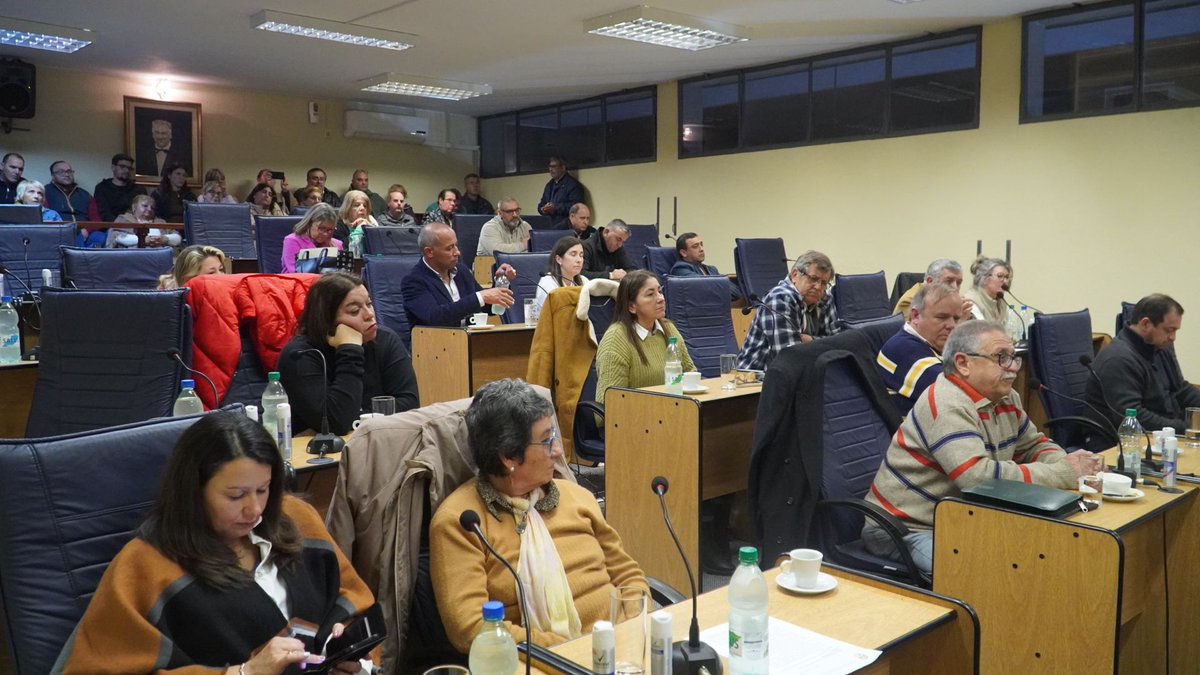 jose_yurramendi's tweet photo. Cerro Largo puede porque su gente quiere. Homenaje en la Junta Departamental de Cerro Largo a un gran Intendente y a un gran líder. Gracias al sistema político por éste reconocimiento!!! https://t.co/5ockE808WM