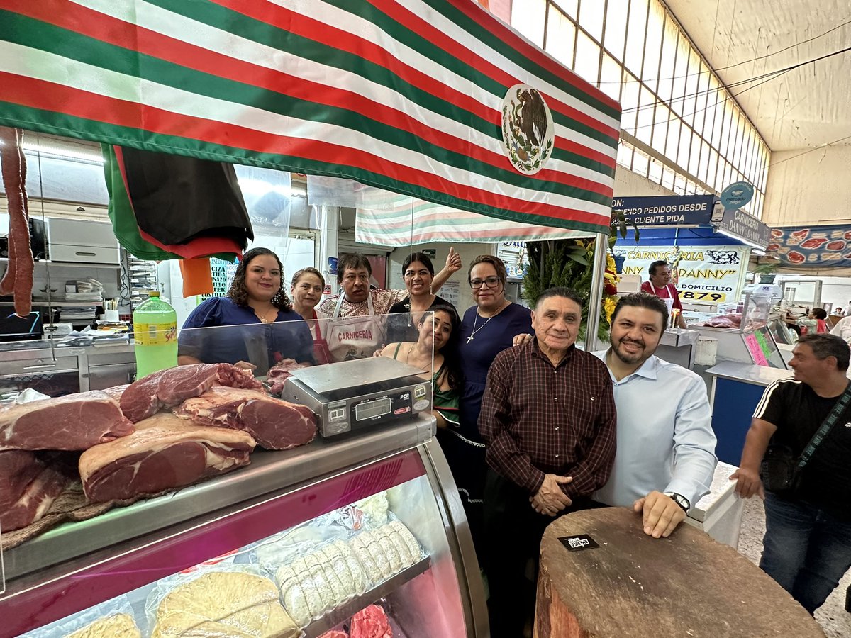 MayeliRuizO's tweet photo. Esta tarde fui invitada a la celebración del 66 Aniversario del Mercado Anáhuac Zona y Anexo en donde fuimos recibidos por los locatarios que como hace un año, felicitamos con mucho gusto. 

En compañía de mis vecinos @aliespic y Mari Mendoza, mi amiga Diputada @AmerangelLorenz y la Directora de Gobierno de la @AlcaldiaMHmx, @LindaRuizMH, realizamos un recorrido por ambos mercados para reconocerles el gran esfuerzo de  66 años de comerciar en el Mercado Anáhuac, un centro de abasto tan importante para las y los vecinos del #BarrioDeSantaJulia.

#AvancemosConPasoFirme 
#ConcejalaMH