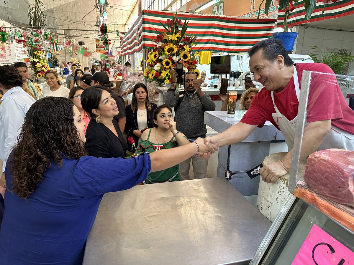 MayeliRuizO's tweet photo. Esta tarde fui invitada a la celebración del 66 Aniversario del Mercado Anáhuac Zona y Anexo en donde fuimos recibidos por los locatarios que como hace un año, felicitamos con mucho gusto. 

En compañía de mis vecinos @aliespic y Mari Mendoza, mi amiga Diputada @AmerangelLorenz y la Directora de Gobierno de la @AlcaldiaMHmx, @LindaRuizMH, realizamos un recorrido por ambos mercados para reconocerles el gran esfuerzo de  66 años de comerciar en el Mercado Anáhuac, un centro de abasto tan importante para las y los vecinos del #BarrioDeSantaJulia.

#AvancemosConPasoFirme 
#ConcejalaMH