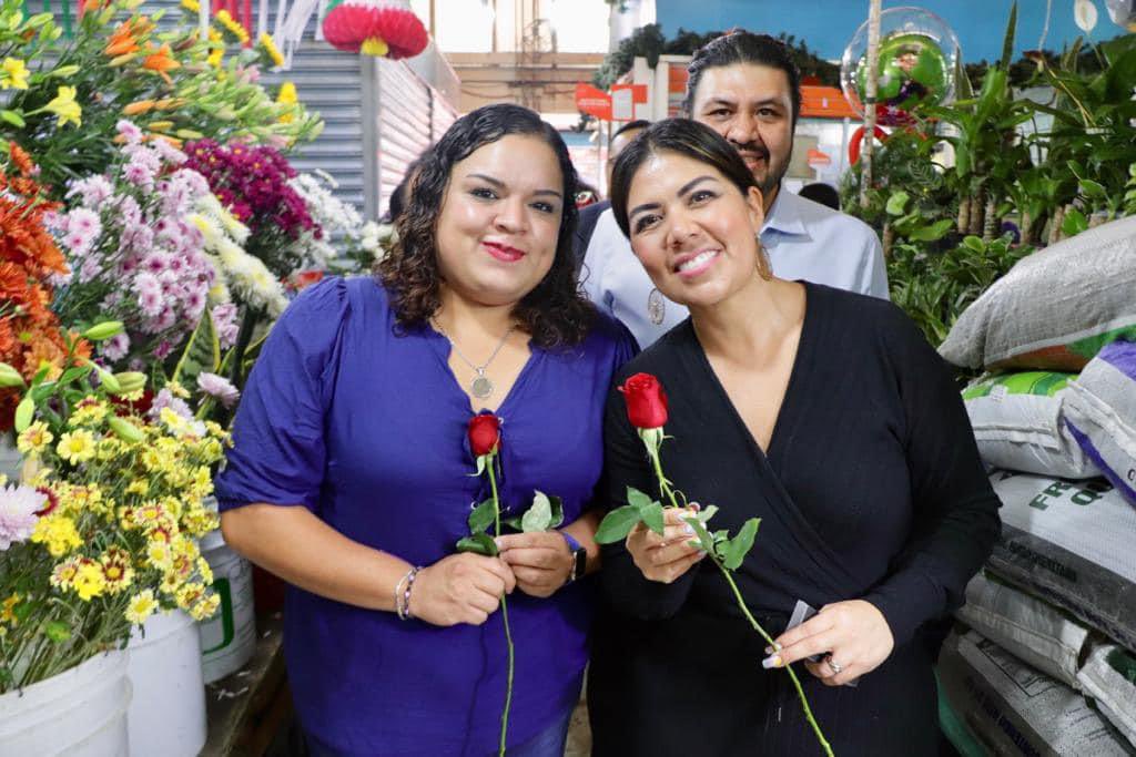 MayeliRuizO's tweet photo. Esta tarde fui invitada a la celebración del 66 Aniversario del Mercado Anáhuac Zona y Anexo en donde fuimos recibidos por los locatarios que como hace un año, felicitamos con mucho gusto. 

En compañía de mis vecinos @aliespic y Mari Mendoza, mi amiga Diputada @AmerangelLorenz y la Directora de Gobierno de la @AlcaldiaMHmx, @LindaRuizMH, realizamos un recorrido por ambos mercados para reconocerles el gran esfuerzo de  66 años de comerciar en el Mercado Anáhuac, un centro de abasto tan importante para las y los vecinos del #BarrioDeSantaJulia.

#AvancemosConPasoFirme 
#ConcejalaMH