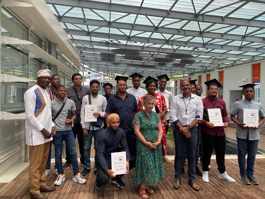 Félicitations aux 16 diplômés de la 1ere promotion de la licence pro "Métiers des Réseaux Informatiques &amp; Télécommunications, parcours Administration et Sécurité des Systèmes". Merci à M. NKWAWO et Mme AMZAL, de l’IUT de Villetaneuse, tous deux présents à la remise des diplômes.