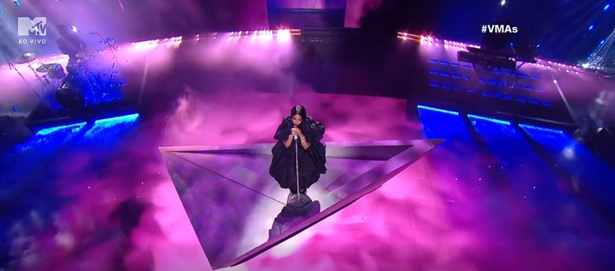 minajcravebr's tweet photo. 🚨 Nicki Minaj acaba de iniciar sua apresentação no #VMAs 2023. A rapper subiu ao palco ao som de seu novo single “Last Time I Saw You”. https://t.co/vx2TpqrPvy