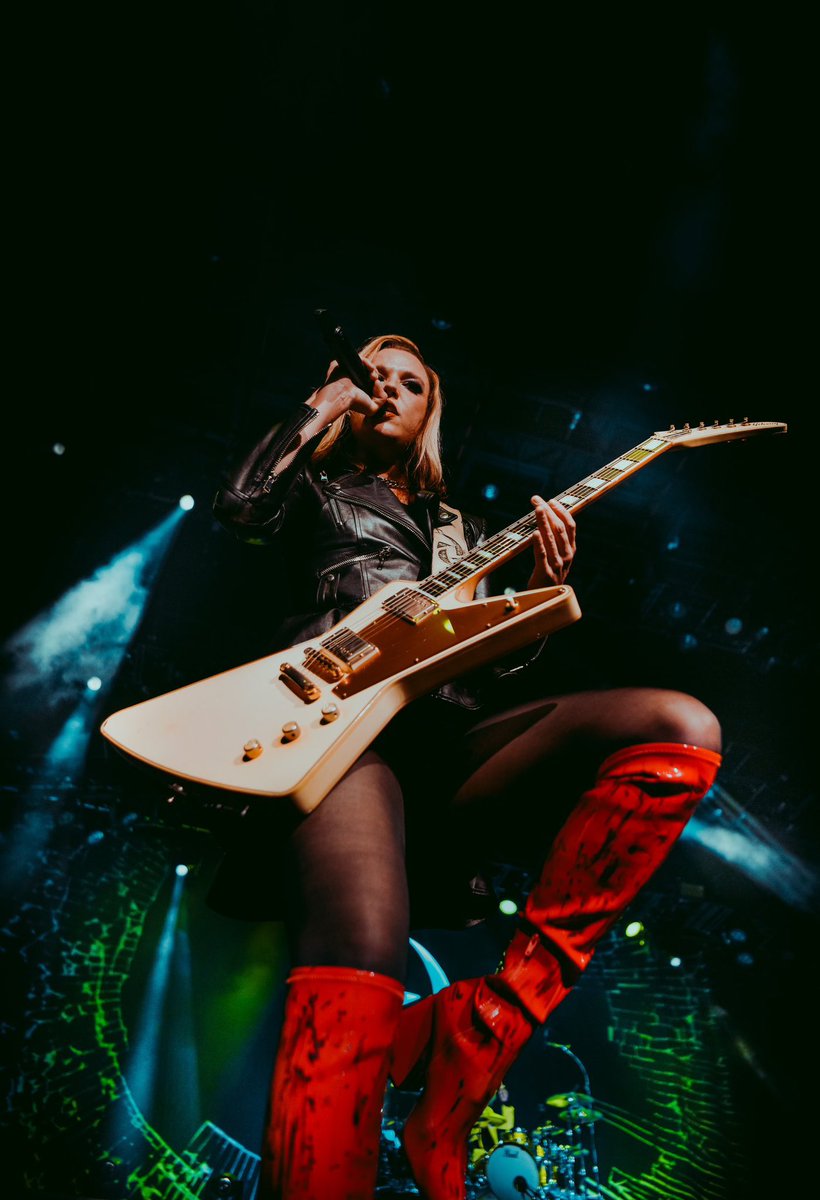 HeyEmmaJaye's tweet photo. THIS is how I photograph women 📸 @LilithCzar @LZZYHALE @vicdeangelisss @Halestorm @thisismaneskin #maneskin #lilithczar #halestorm #heyemmajaye https://t.co/D4TwTB85Cl