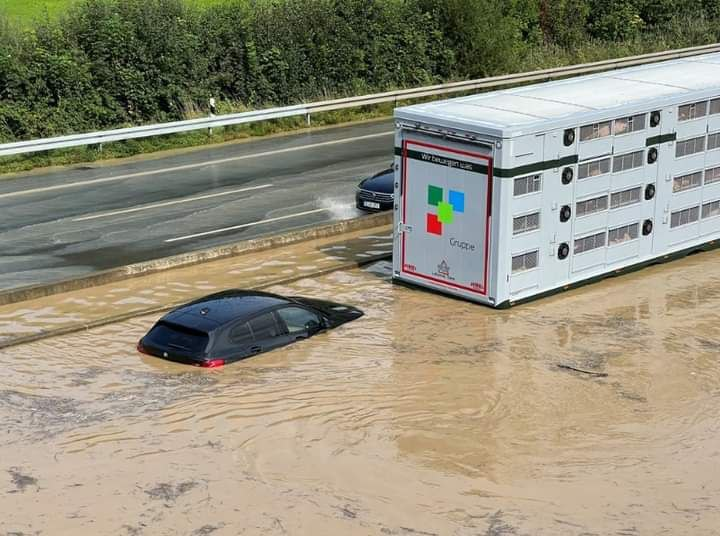 #GERMANY – End Time: Flooding of the A2 between Beckum and Ahlen, the two towns most affected by heavy rain in the Warendorf district. Look at the cop car. -Intelsky