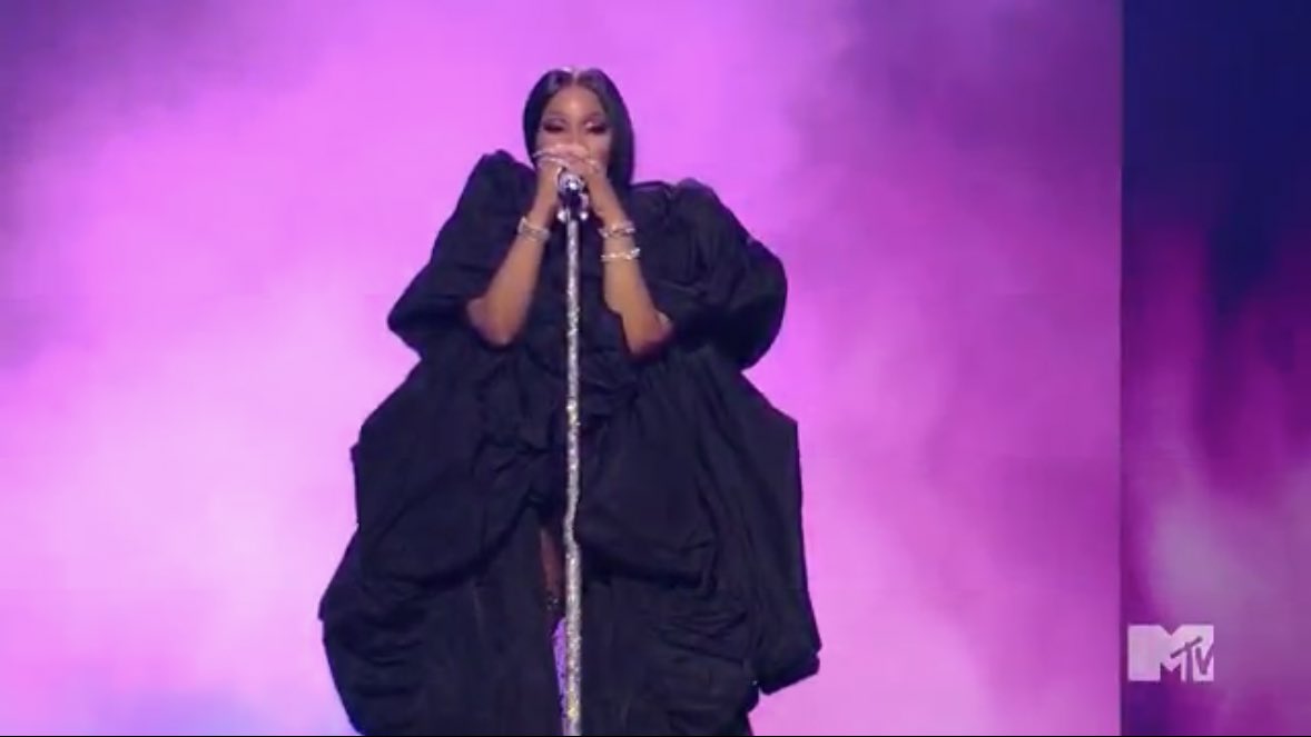 PopBase's tweet photo. Nicki Minaj performing at the #VMAs. https://t.co/SwPDNzzqnu