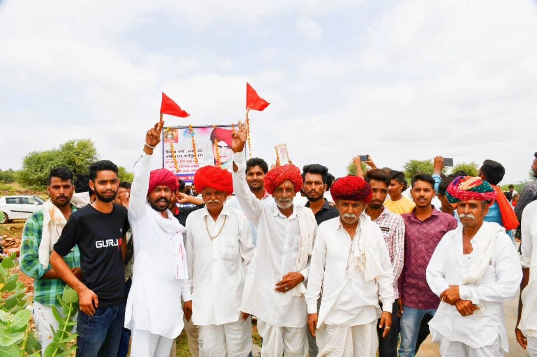 VikasPoswal05_'s tweet photo. कल गांव-बांका (बिजौलियां) में युगपुरुष कर्नल बैंसला साहब जी की जयंती पर आयोजित वाहन रैली, व भाई साहब @MahaveerSGurjar जी द्वारा कर्नल बैंसला साहब के बोर्ड का अनावरण किया... समस्त ग्रामवासियों द्वारा दिए गए प्यार और स्नेह के लिए हार्दिक अभिनंदन 🙏 जय कर्नल बाबा https://t.co/fUcj7xRXCu
