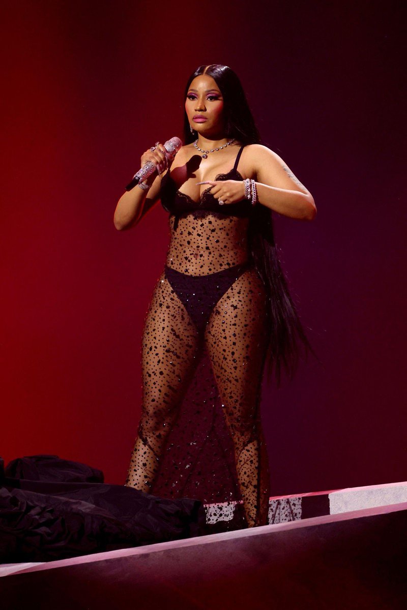 GIFsNM's tweet photo. nicki minaj 🖤 https://t.co/rf3xMK9jYM