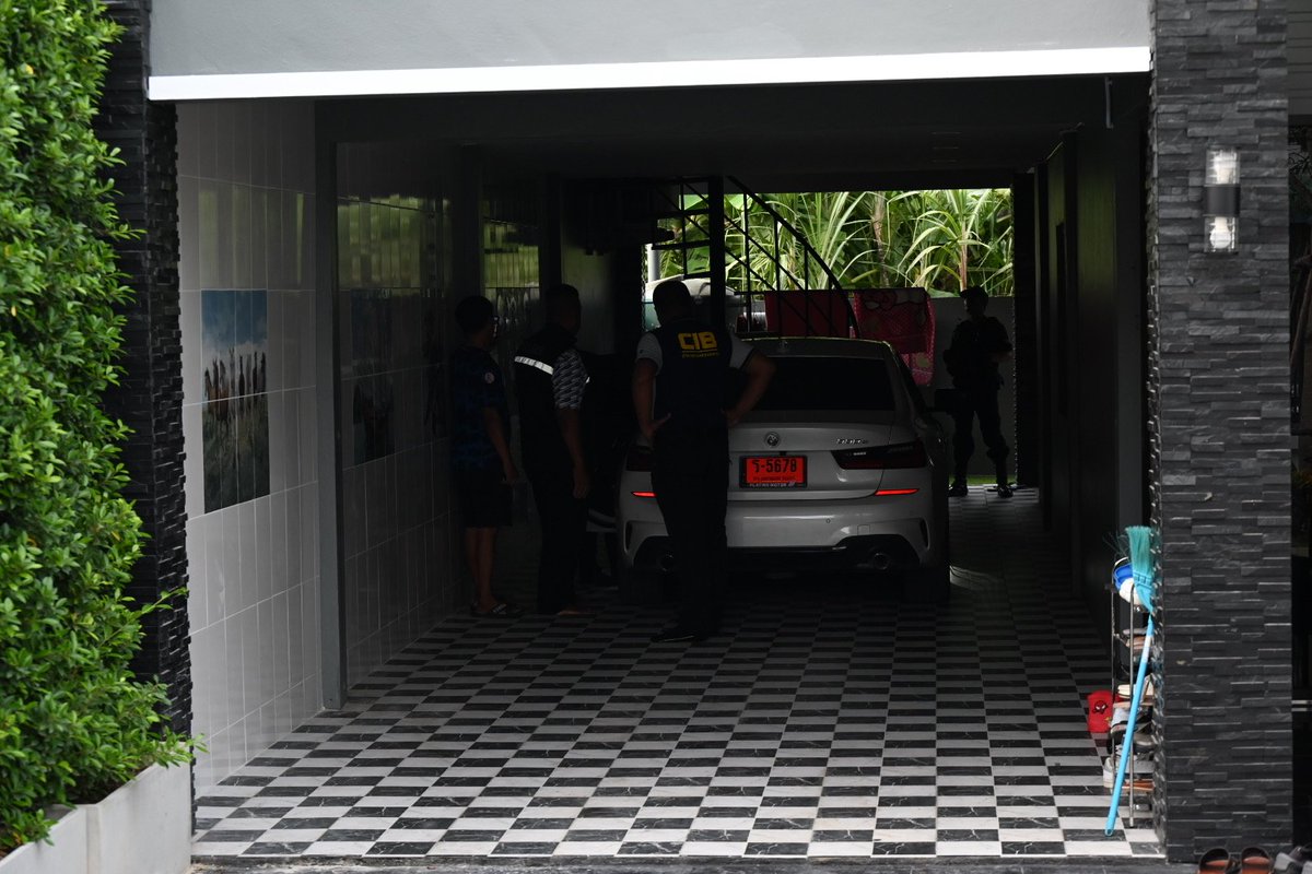 ตร.บุกทลายเครือข่าย #กํานันนกนครปฐม บุกค้นบ้านกำนันเต้ง กลางเมืองนครปฐม คนสนิท พบปืน 3 กระบอก เจ้าตัวอยู่เขมร เปิดร้านอาหาร ให้สัมภาษณ์ทางโทรศัพท์ ยันไม่รู้จักกำนันนก