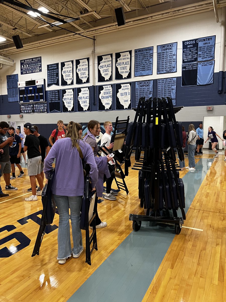 ⁦BVHS students don’t miss a beat after the win and immediately start helping tear down!  💙 #culture #BestVersion
#Proudsupt #UnityExcellencePride