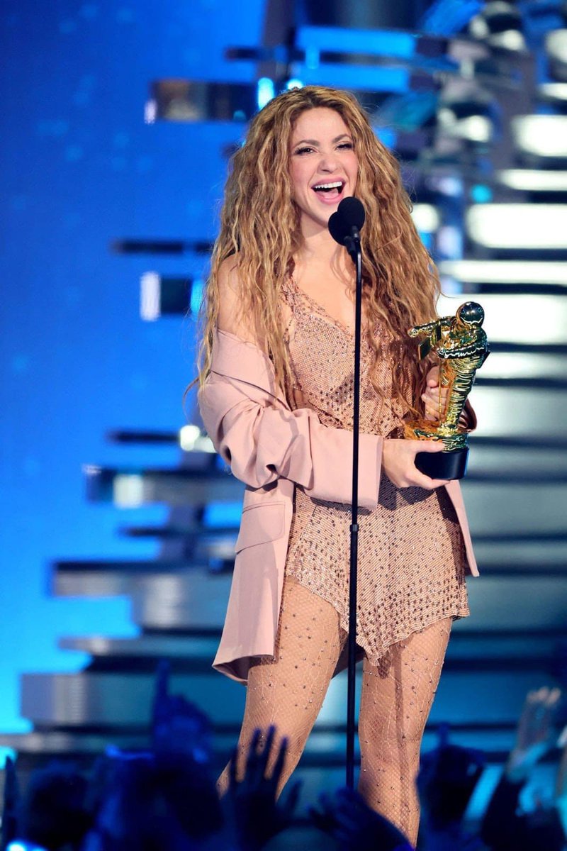 CamilaCColOfi's tweet photo. Felicitaciones a la Gran @shakira !! 🇨🇴🔥🤩 completa admiración, respeto y orgullo por ella !! 🙏🏼
Sin palabras 👏 wOW !! Más que merecido ese premio a la Vanguardia y una presentación insuperable. 👏🇨🇴
#VMAs #Shakira #Colombia https://t.co/CsOWr2DHwp