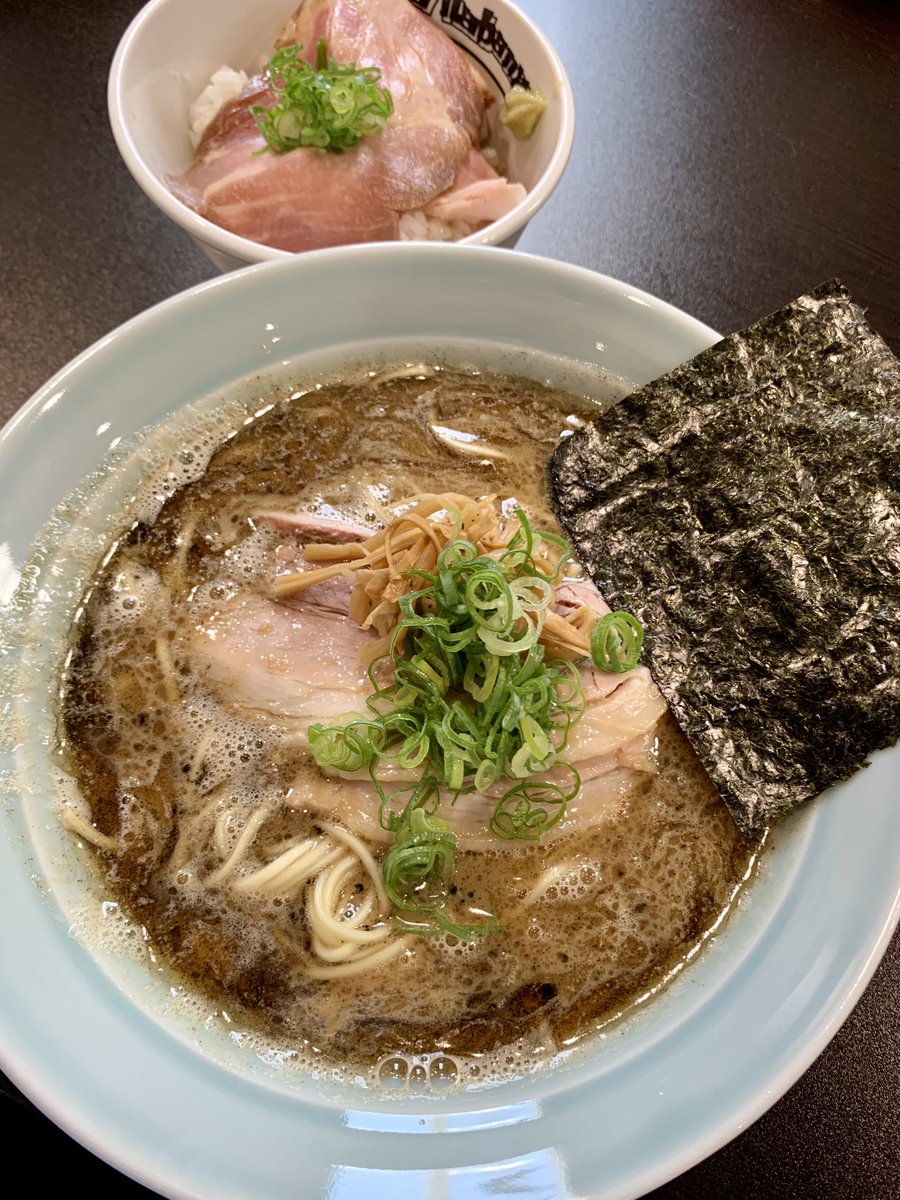 jinjin878's tweet photo. menya787さん🍜
限定マー油豚骨、ﾚｱﾁｬﾊｰﾌ🍚

着丼から香るマー油の香ばしさ
しっかり目の豚骨スープとよく合いますね🐷細麺スルスルっとコレぞ豚骨ラーメンといった1杯☝️
流石の787さん💕

大変美味しかったです。
激しく御馳走様でした🙏
#menya787 https://t.co/GrzH7vjimZ
