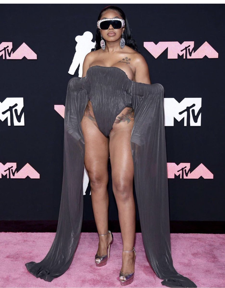RobinRaShawn's tweet photo. WHAT THE HELL IS THIS? #caresha #yungmiami https://t.co/SrfuLpFPya