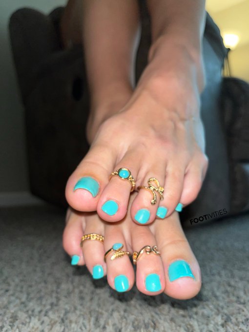 A pic for Toesday.. Blue you away, didn&rsquo;t it? 😜 https://t.co/rACW73oTzR<a href="/tag/throne"class="tags"><span>#throne</span></a><a href="/tag/wishlist"class="tags"><span>#wishlist</span></a>