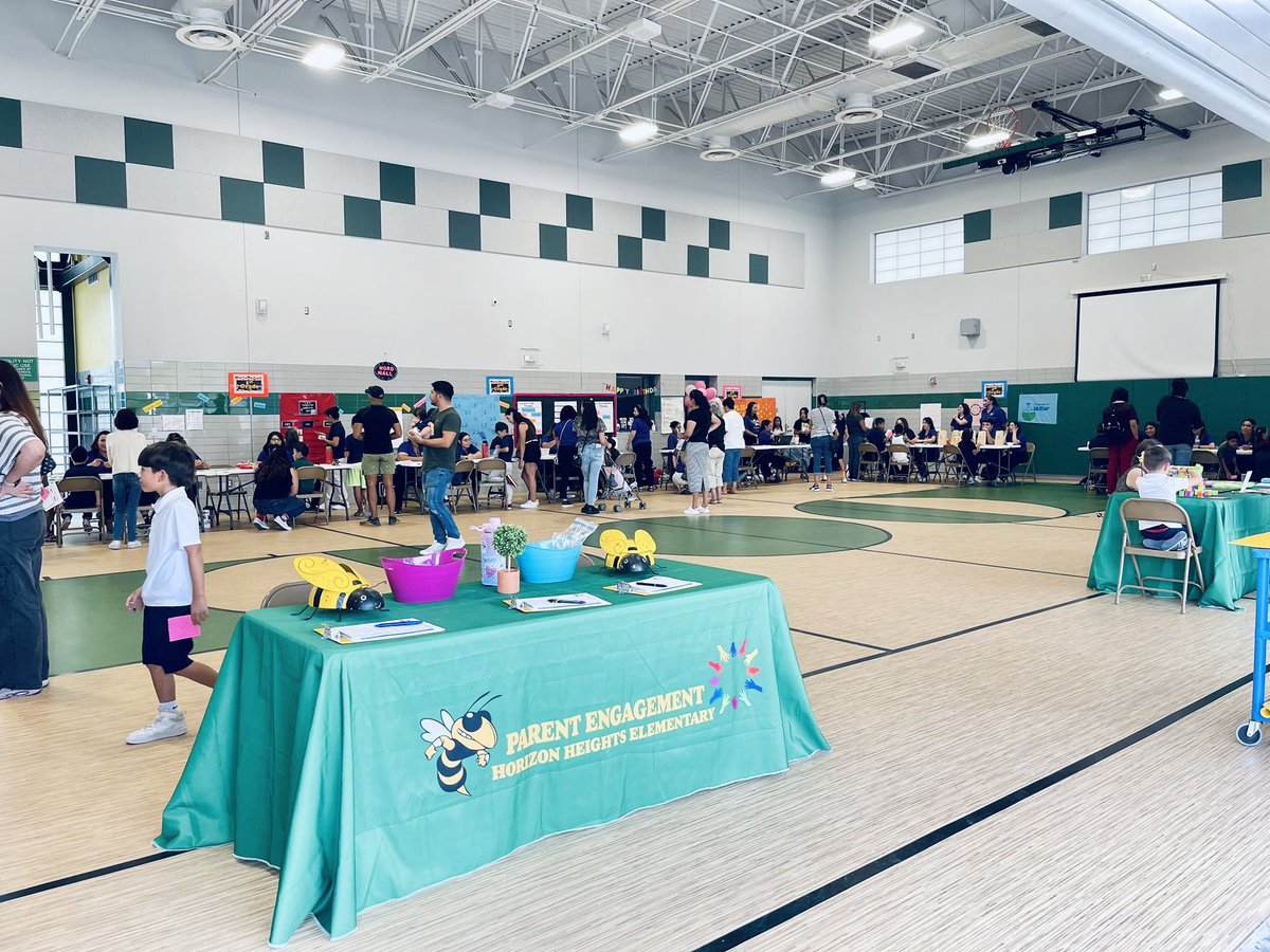 AGuerrero_HHES's tweet photo. Math &amp; Science at the Hive brought smiles and lots of fun! ✖️🧬 #OnlyAtTheHeights #MathandScienceNight https://t.co/kZrVk0l34r