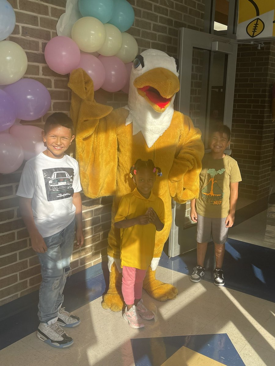 NISDHowsman's tweet photo. Thank you to our PTA, teachers, and families for coming out to our annual Ice Cream Social. We love spending time with our Eagles! #TeamHowsman https://t.co/mxMJXFxEHl