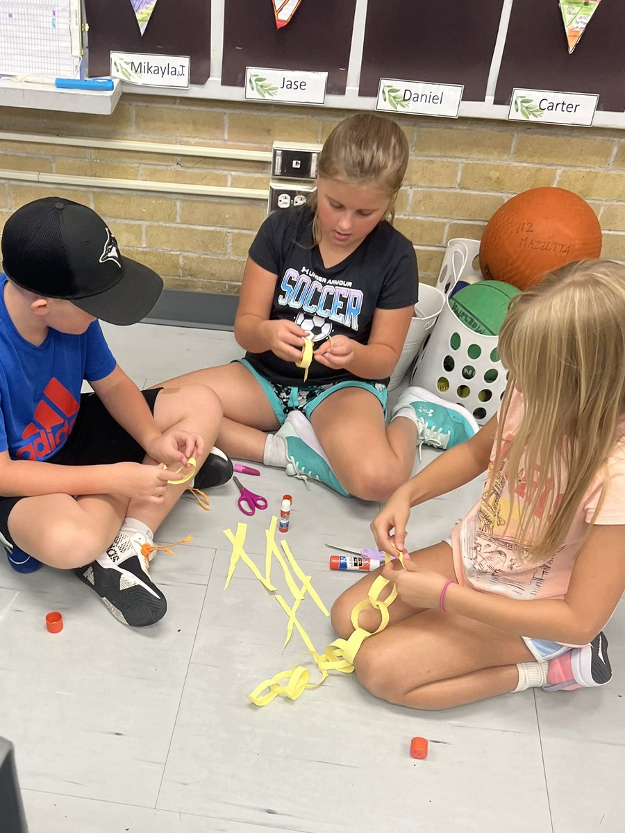MazzottaMs's tweet photo. Team work makes the dream work! Working together to make the longest chain! @Davenport_PS @TVDSBSafeSchool https://t.co/l1lSNheiOE