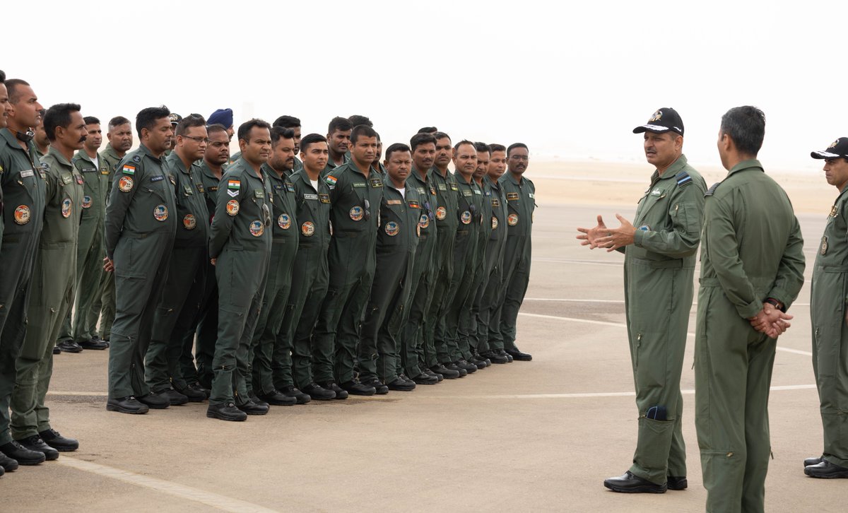 On the sidelines of Exercise #BrightStar23, the Director General Air (Operations) Air Marshal Surat Singh visited the #IAF contingent.

He interacted with senior Egyptian Armed Forces officials as well as the IAF personnel.

#DiplomatsInFlightSuits