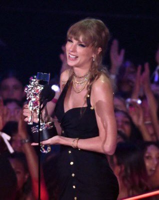 swntdier's tweet photo. todas as reações da taylor swift no vma, a thread https://t.co/4GXWhsJfEn
