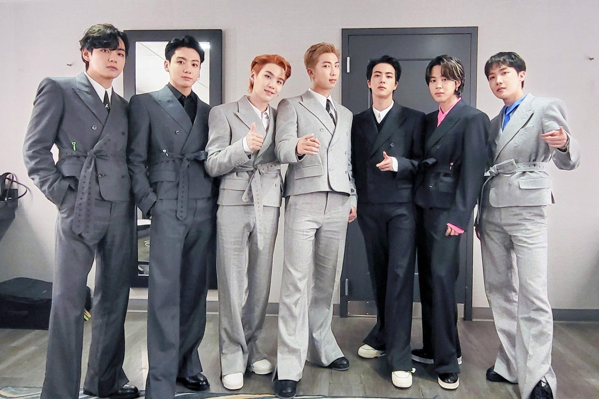 DamKim14's tweet photo. Repitan después de mí.
Gracias BTS por ingresar a premiaciones gringas, gracias por ingresar la categoría K-pop.
"No hubo, no hay y no habrá un próximo BTS. Son un grupo único en lo que hacen".

BTS PAVED THE WAY
BTS PAVED THE WAY FOR ALL https://t.co/XfZKJEMrCD