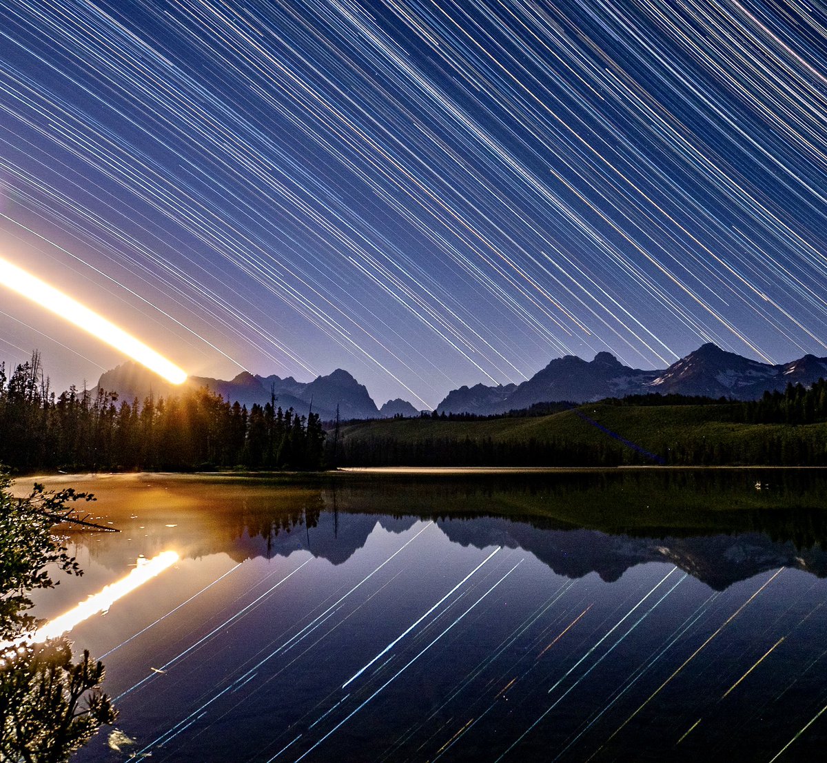 stillings_fred's tweet photo. Moonset on Little Redfish Lake, Sawtooths, Idaho experimenting with a little OM-1 #idaho #sawtooths #startrails #OM1 #livecomposite #moon #moontrail #littleredfishlake https://t.co/p3l6DzPbHT