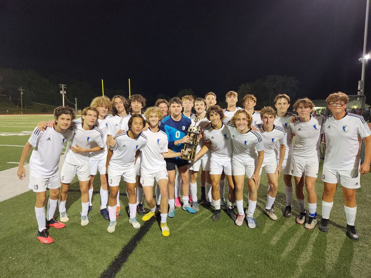 Another program sweep over De Soto tonight. JV picks up their 3rd in a row 3-1. Varsity retains the Highway 21 Cup with a 6-2 victory. #CapedCrusader for tonight was Franco Fabbrizzi for chipping in with a couple important 2nd half assists. Marchetti went beast mode with 5 goals.