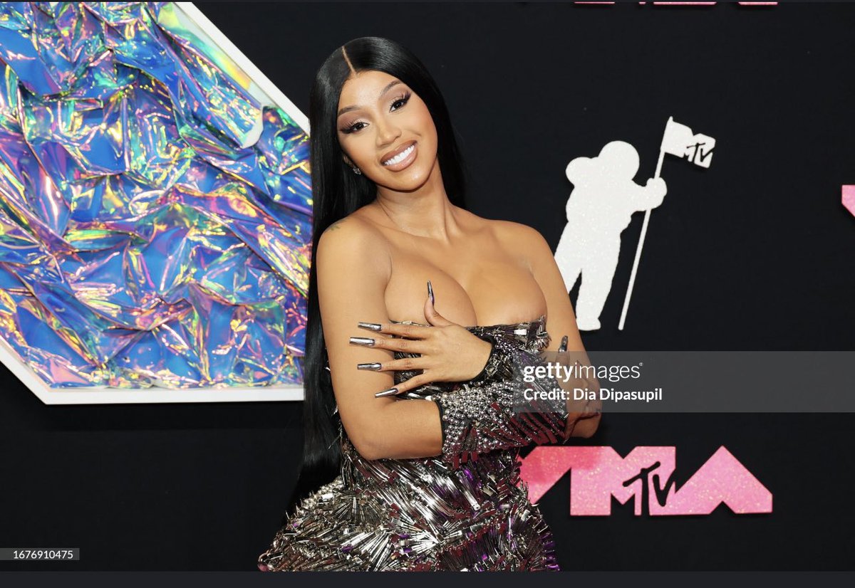 iamcardib's tweet image. Every look ,every pose