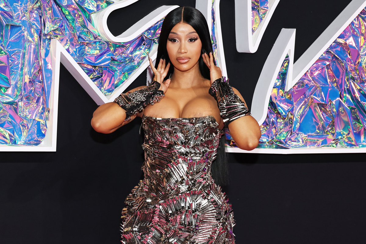 iamcardib's tweet image. Every look ,every pose