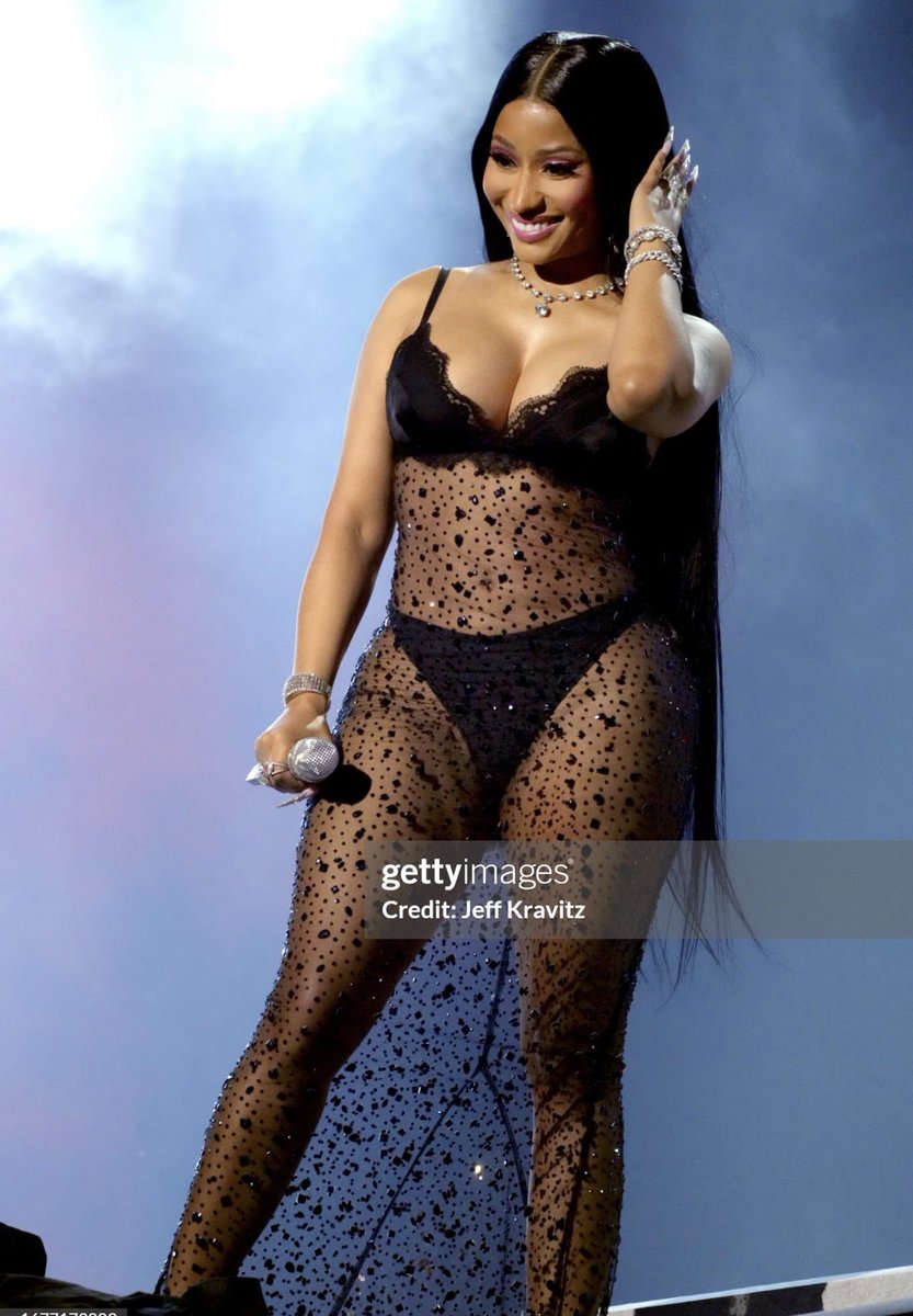 they’re having a wife off. 💍🖤 #VMAs #NickiVMAs