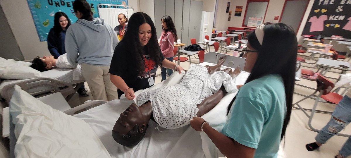 SHSHealthcare1's tweet photo. Future CNA's learning good body mechanics while moving patients. 
@SplendoraHigh @SplendoraISD @SplendoraCTE https://t.co/8vPaTxM97y