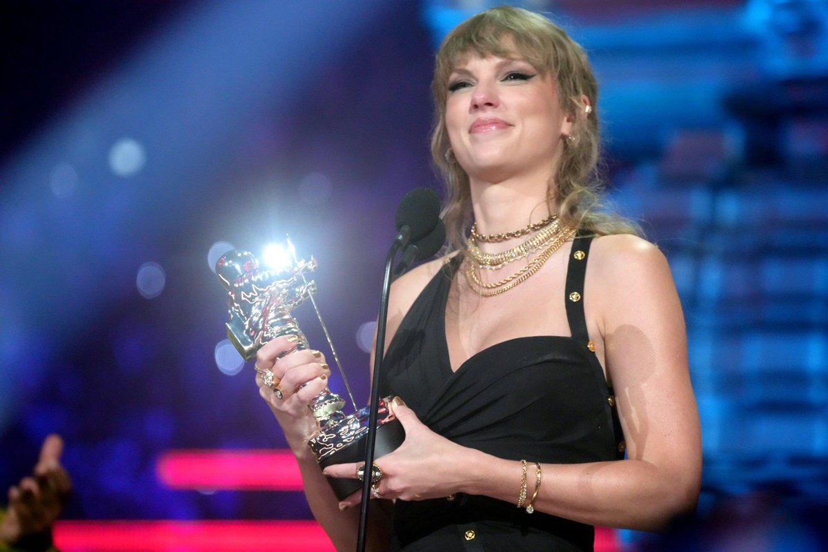 "um dia serei grande o suficiente para você não conseguir me atingir"

— mean (taylor's version), taylor swift #VMA
