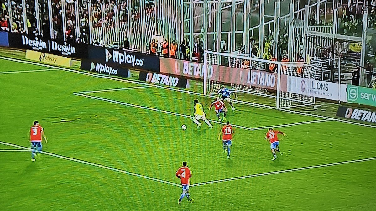frabigol's tweet photo. Adivina que hizo Sinisterra:

A) Pegarle al arco
B) Dar un pase al medio
C) Dar un pase atras al jugador de Chile

⚰️⚰️⚰️⚰️⚰️⚰️⚰️⚰️ https://t.co/X7lKFF8VPY
