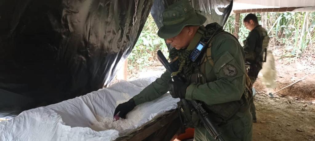 En el marco de la orden de Operaciones Escudo Bolivariano “Relámpago del Catatumbo 2023”, ejecutada en el municipio Semprún del estado Zulia,  CEOFANB conduce operaciones contra grupos armados narcotraficantes de colombia.
Así DESMANTELANDO LO MOSTRANDO EN LA FOTOS.