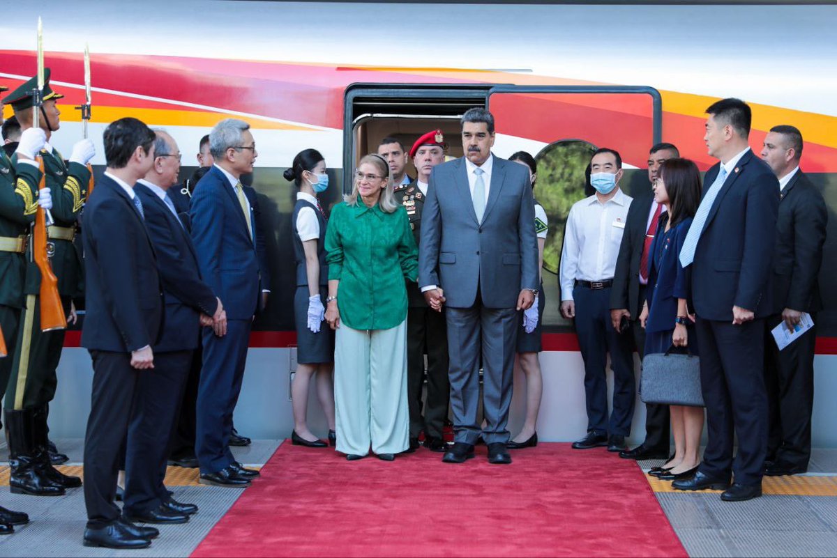 ConCiliaFlores's tweet photo. Una experiencia bonita e histórica, somos la primera pareja presidencial que usa este imponente servicio, el Tren Bala ¡A más de 300 km por hora 🚄! desde Shandong hasta Beijing.

Al llegar a Beijing, fuimos recibidos por niños, que nos abren sus brazos como muestra de hermandad. https://t.co/PTItdBKIeQ