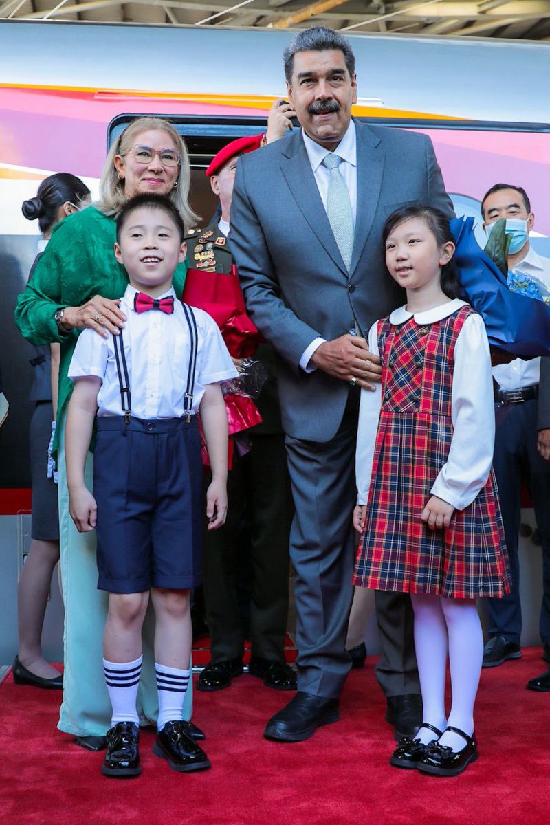 ConCiliaFlores's tweet photo. Una experiencia bonita e histórica, somos la primera pareja presidencial que usa este imponente servicio, el Tren Bala ¡A más de 300 km por hora 🚄! desde Shandong hasta Beijing.

Al llegar a Beijing, fuimos recibidos por niños, que nos abren sus brazos como muestra de hermandad. https://t.co/PTItdBKIeQ