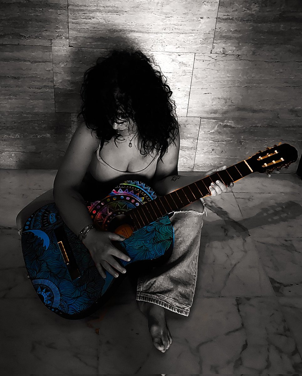 لا نهايةَ لكَ في قلبي
كُنتَ ولا زِلتَ وسَتبقى نَبضَه 
شريانٌ يضخُّ دَمَ الحَياة في عروقِه
دائماً ابدا
مَوطنَ روحكَ وانفاس روحِه
#ميراي
#همسات_حب