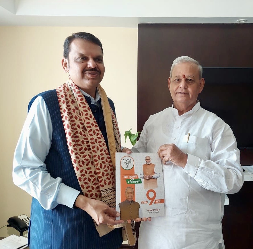 RamcharanBohra's tweet photo. जयपुर पधारने पर महाराष्ट्र के उपमुख्यमंत्री श्री देवेंद्र फडणवीस जी का स्वागत किया। साथ ही उन्हें संसदीय क्षेत्र जयपुर में किए गए विकास कार्यों की पुस्तक 'सेवा के 9 वर्ष' भेंट की।

#Jaipur #9YearsOfSeva

@Dev_Fadnavis https://t.co/hxfS4SZWVv
