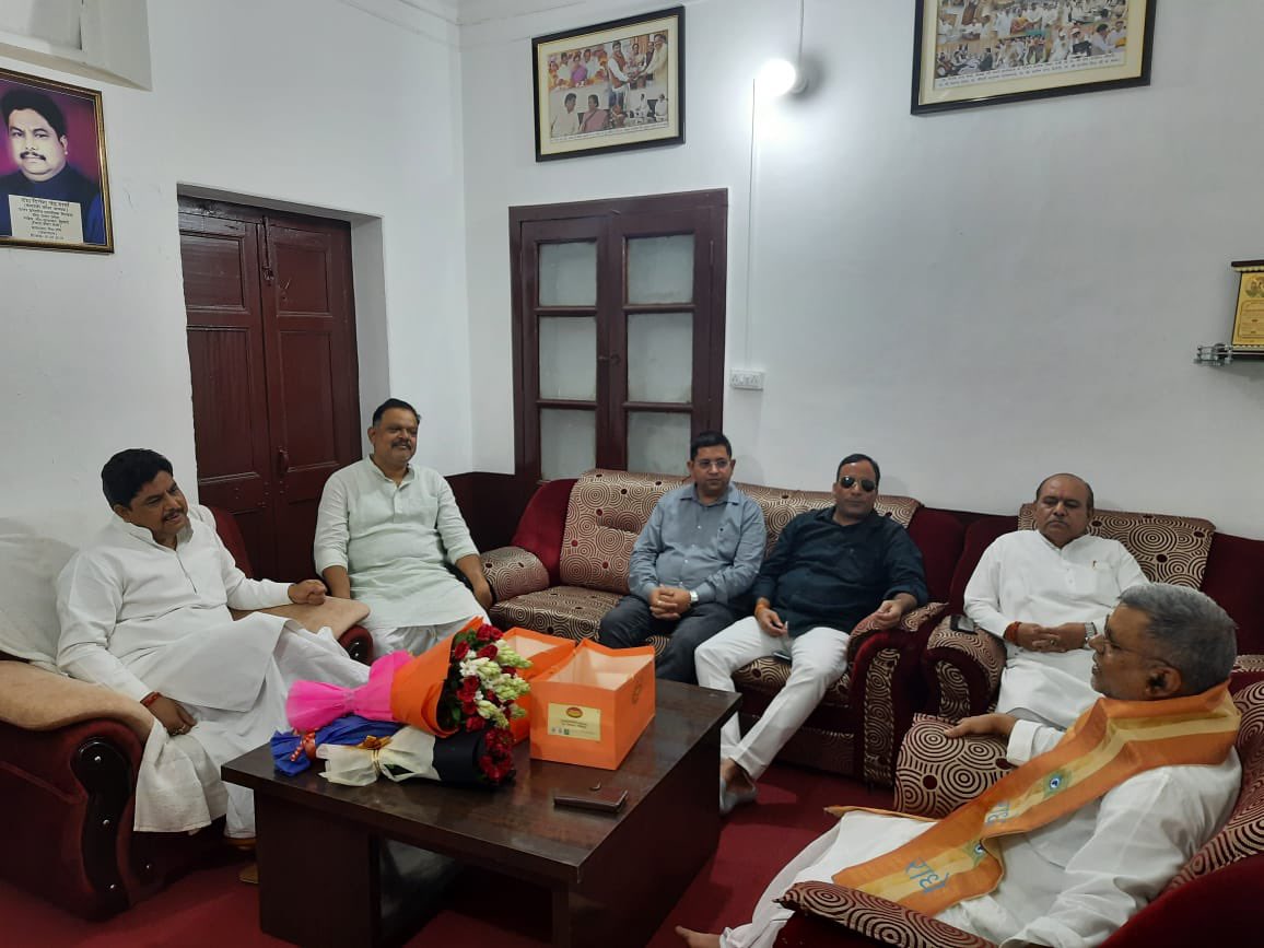 मा श्री देवेन्द्र प्रताप सिंह सदस्य विधान परिषद ने बदायूँ बीएसए द्वारा शिक्षक को अपमानित करने की घटना का संज्ञान लिया एवं शिक्षक भवन पर पधार कर संघ के आंदोलन का समर्थन किया ।शिक्षक भवन पर पदाधिकारियों द्वारा माननीय का स्वागत किया गया ।