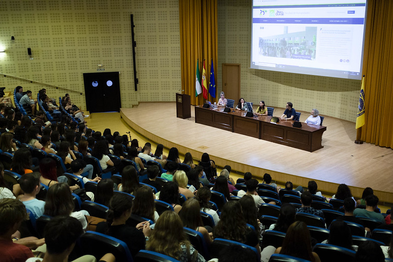f_humanidades's tweet photo. 🔵BIENVENIDA 2023-24🔵 Los estudiantes de #HumanidadesUPO conocieron al equipo decanal, Directoras Académicas de Grados, becarias #programaateneaupo @ceupo @empleaemprende @bibupo @IgualdadUpo #AtenciónalaDiversidadFuncional y @FurorBacTeatro ¡Gracias a todos 🤩! @pablodeolavide https://t.co/EG2WsvT8dY