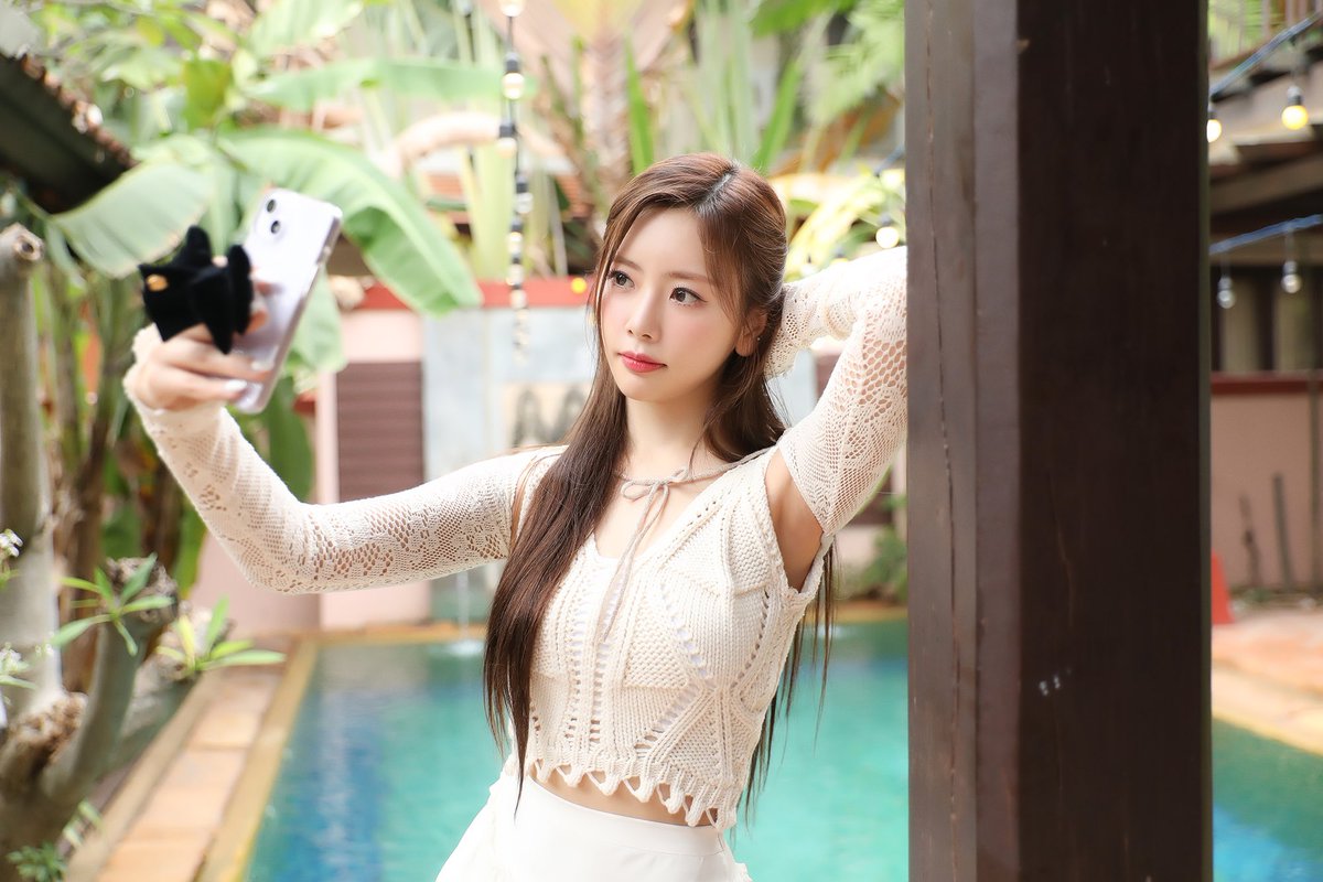 Céci magazine Dreamcatcher JiU Yoohyeon Jiu and Yoohyeon x CeCi Korea Photobook 'A Dreamy Journey To