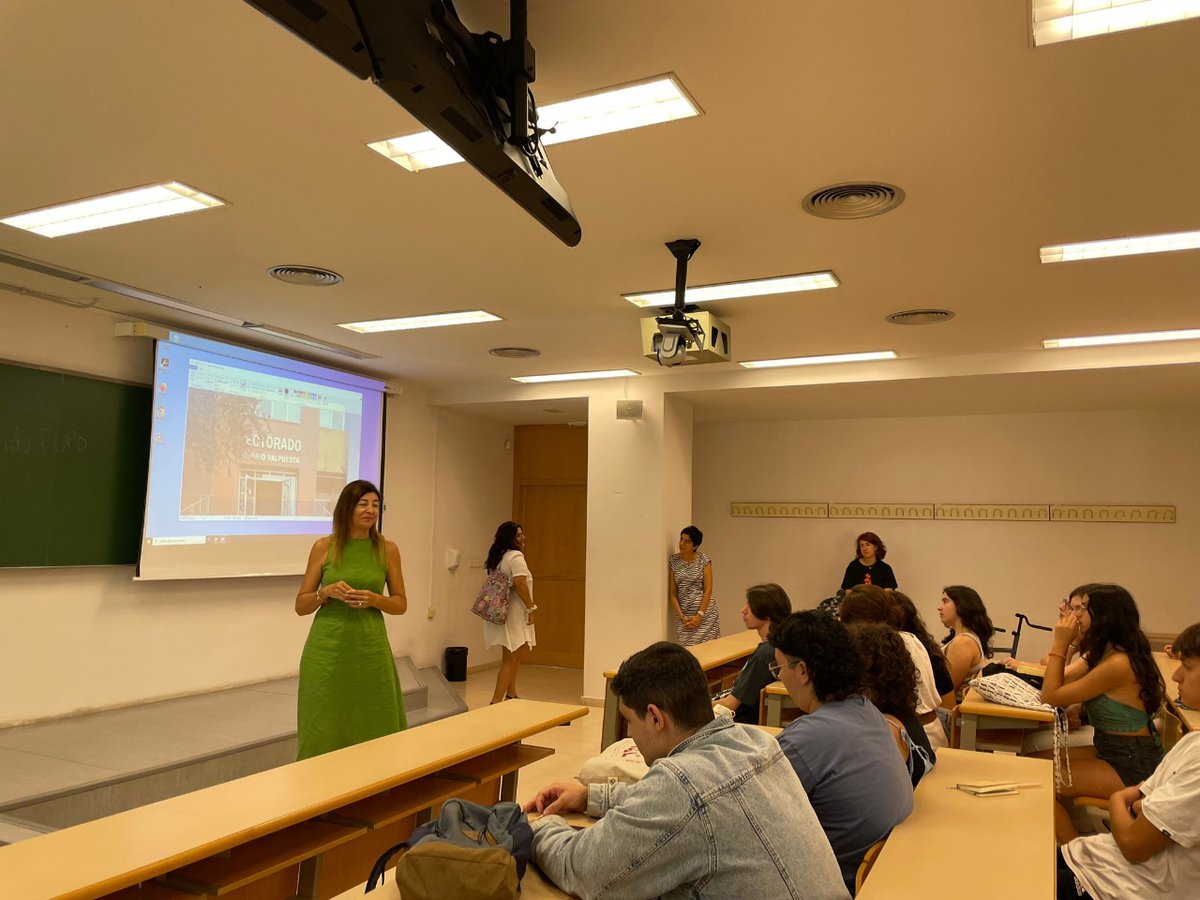 f_humanidades's tweet photo. 🔵BIENVENIDA 2023-24🔵 Los estudiantes de #HumanidadesUPO conocieron al equipo decanal, Directoras Académicas de Grados, becarias #programaateneaupo @ceupo @empleaemprende @bibupo @IgualdadUpo #AtenciónalaDiversidadFuncional y @FurorBacTeatro ¡Gracias a todos 🤩! @pablodeolavide https://t.co/EG2WsvT8dY