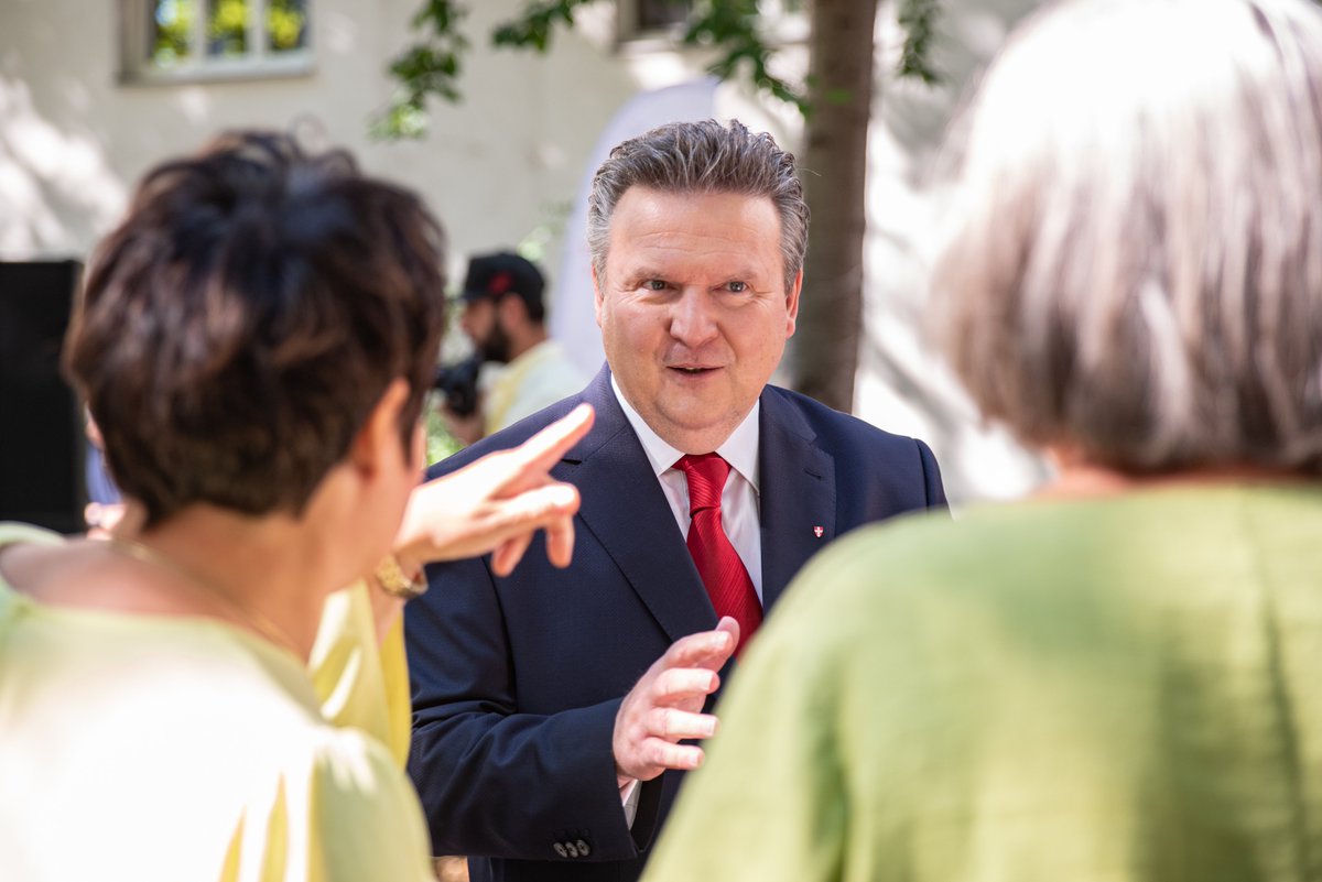 💜 In Wien zeigen wir, wie #Frauenpolitik funktionieren kann: Mit Angeboten wie Gratis-Kindergarten & Gratis-Ganztagsschule ist Wien österreichweit Vorreiterin. Beim #GenderPayGap & #GenderPensionGap schließt sich in Wien die Schere kontinuierlich. 1/4