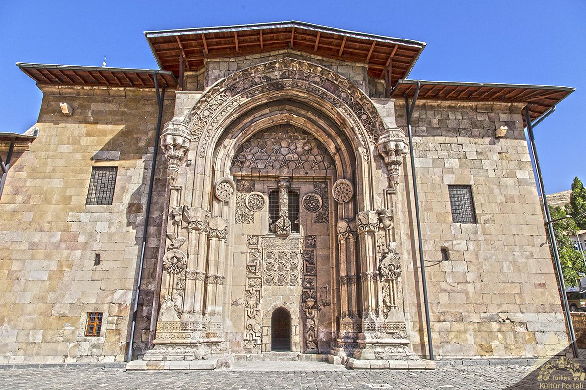 Divriği Ulu Camii, Sivas'ın Divriği ilçesinde bulunan ve 13. yüzyılda Süleyman Şah’ın oğlu Ahmet Şah tarafından; Darüşşifa ise eşi Melike Turan Melek tarafından yaptırılmıştır. Bu yapı, UNESCO Dünya Mirası Listesi'nde yer almaktadır. İşte Divriği Ulu Camii'nin bazı önemli