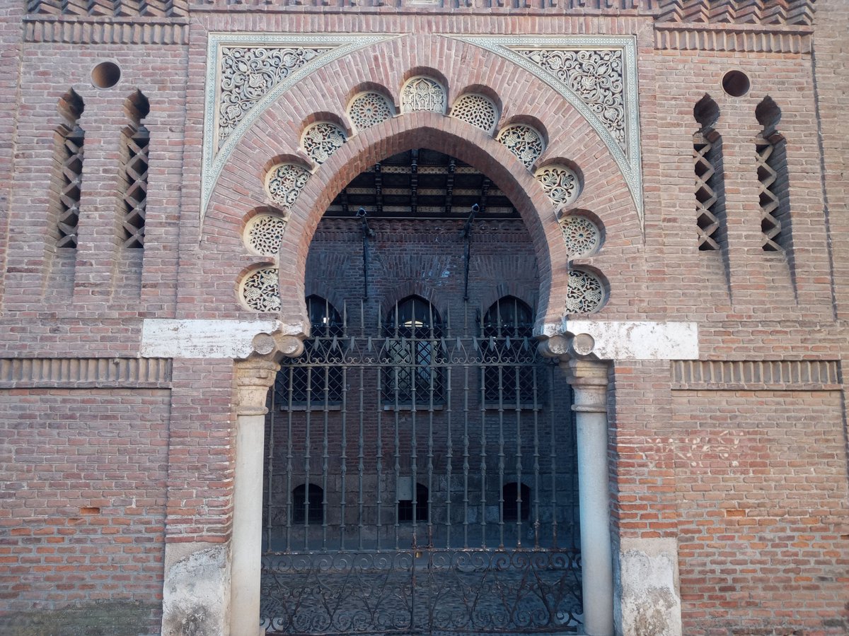 pedrophinojos's tweet photo. Arco de herradura polibulado. Palacete de Laredo (1884), #AlcalaDeHenares
#MiercolesEnladrillado
#arquitect
#patrimonio https://t.co/zPhYYn5APj