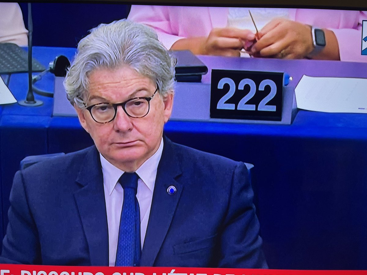 Inspecteurdusud's tweet image. Je ne sais pas qui est la personne au siège 222 derrière cet homme, mais faire son tricot durant le discours sur l’état de l’Union européenne, c’est fort 😐 #live #ln24