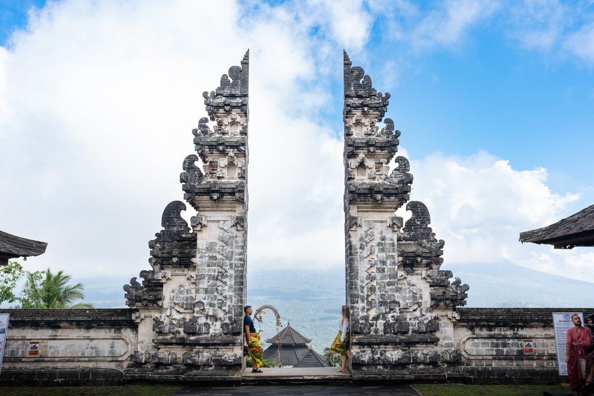 I finally got to see the dreamy Lempuyang temple in #Bali on an Instagram tour found on <a href="/KlookTravel/">Klook</a>. It was a full day exploring beautiful spots in Bali.
You can book a discounted tour via: twbender.link/bali-ig-tour-tw