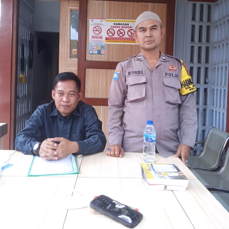 CisaukHumas's tweet photo. Bhabinkamtibmas Kel. Muncul, Aiptu Rusdi Dalam rangka Samwil ke sman 2 Tangsel bertemu satpam lanjut pemberian pesan kamtibmas, giat berjalan aman dan tertib.
Rabu 13/09/23

#poldametrojaya
#kapolrestangerangselatan
#faisalfebrianto
#humasrestangsel
#humaspolsekcisauk https://t.co/BNxv7m9uLR