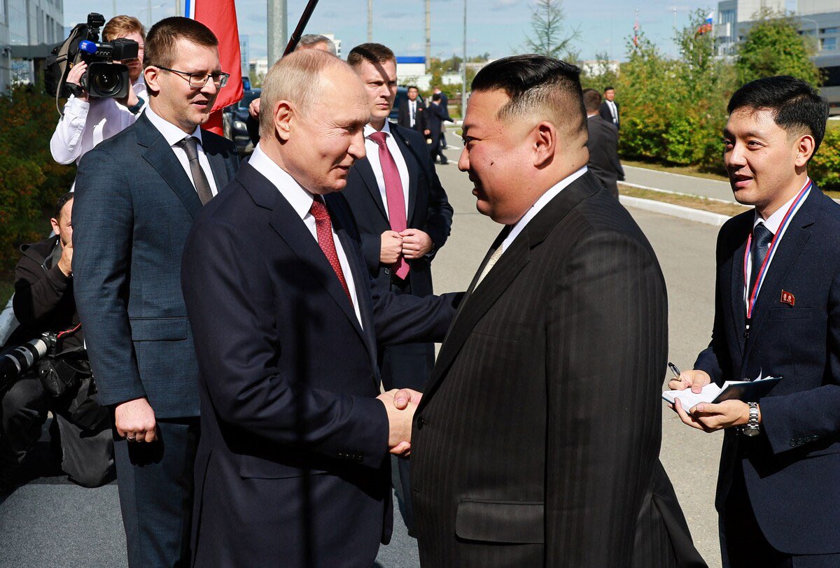 Date of dictators. Putin, who launched a robbery war against Ukraine. Kim Jong Un, who is starving his own people to death. The blood of hundreds of thousands of people is drying on their hands. The XXI. century challenge: all tyranny must be abolished the entire world. Forever⚡️